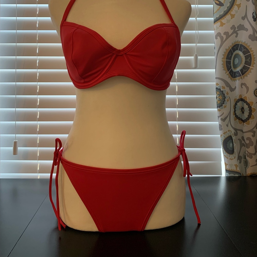 Pink bikini Victoria’s Secret. 34D top, medium bottoms. Underwire.